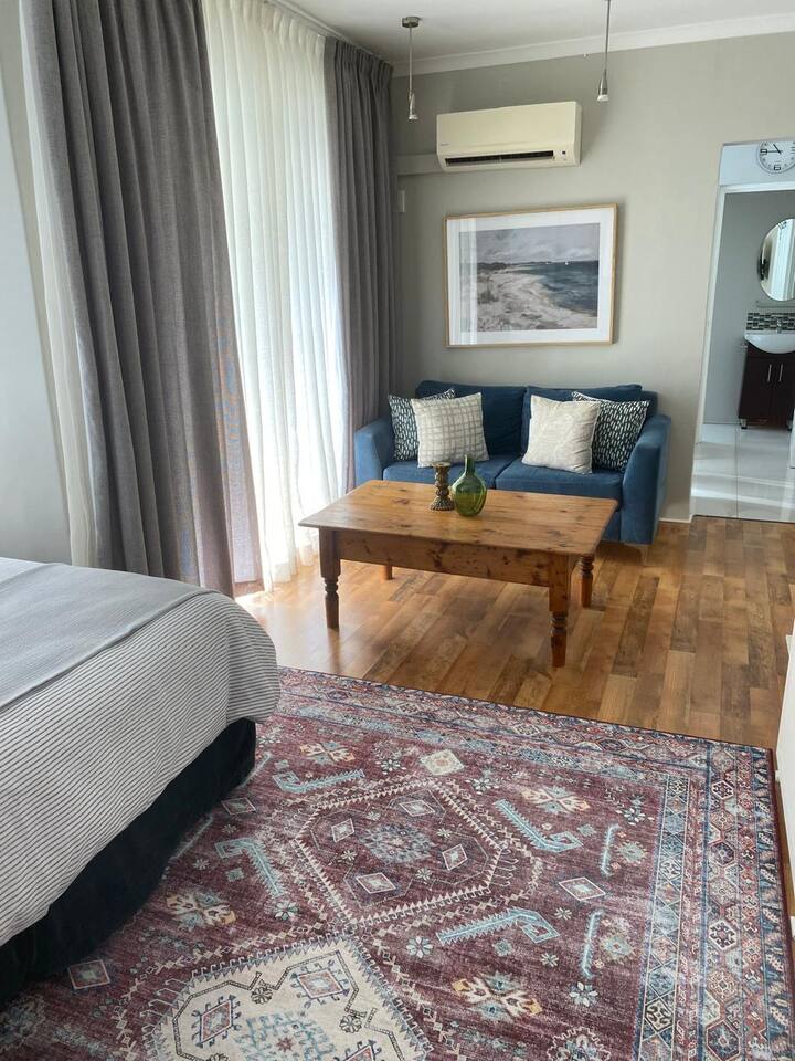 To Let 1 Bedroom Property for Rent in Sea Point Western Cape